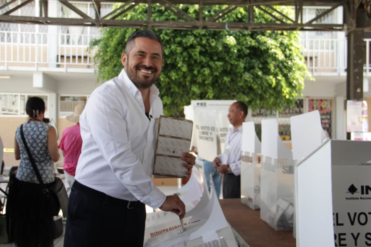 Adán Domínguez ejerce su derecho al voto e invita a la ciudadanía a ejercer su derecho