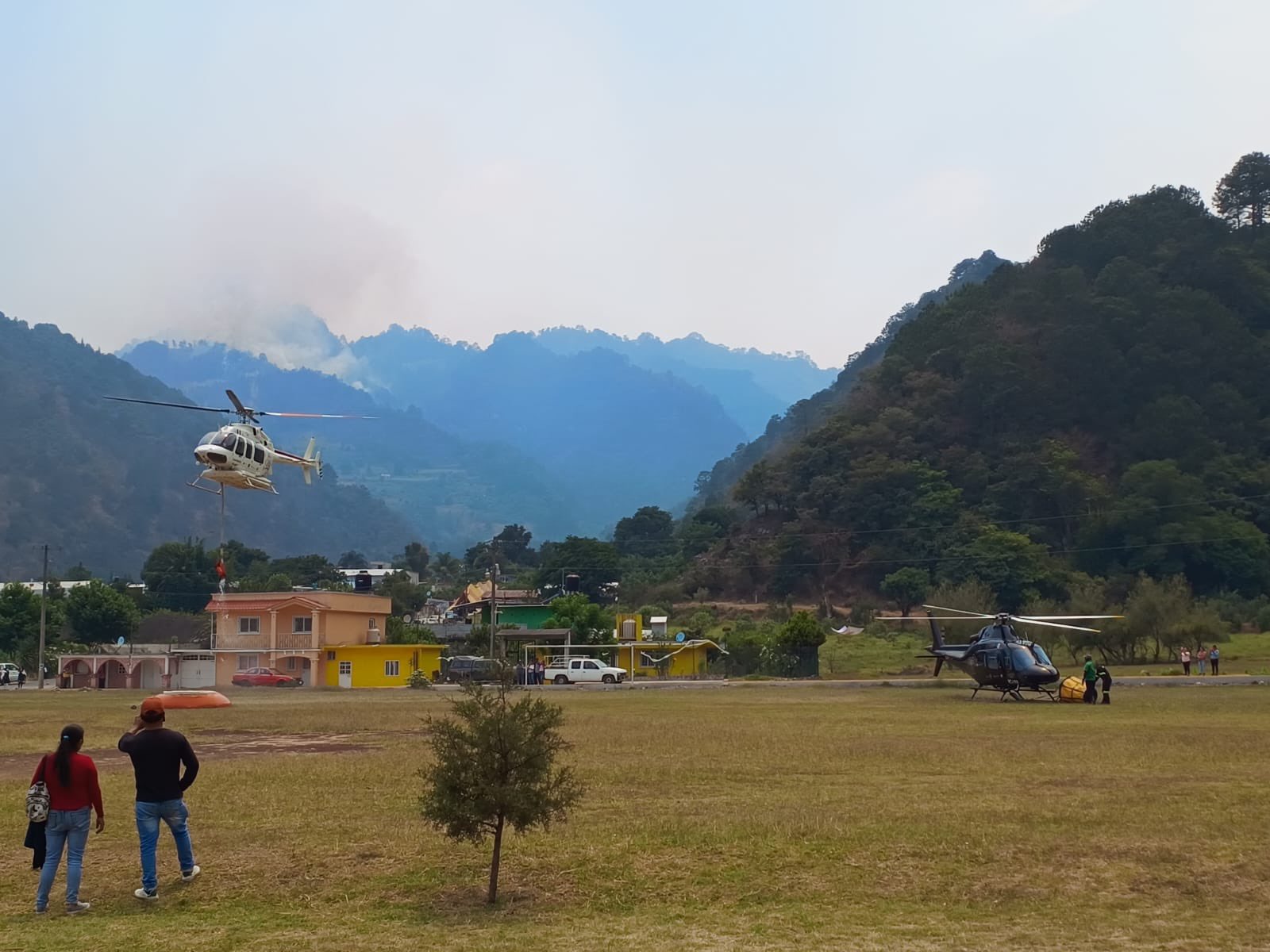 Con todos sus recursos, gobierno de Puebla combate incendio forestal en Quimixtlán