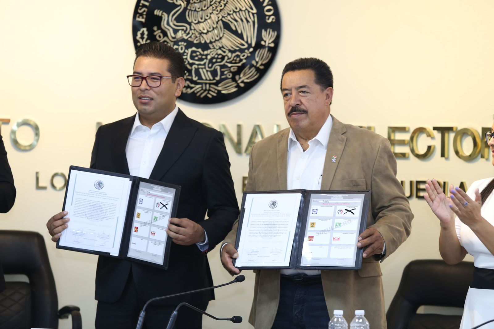 Néstor Camarillo recibe su constancia de mayoría como senador de la República