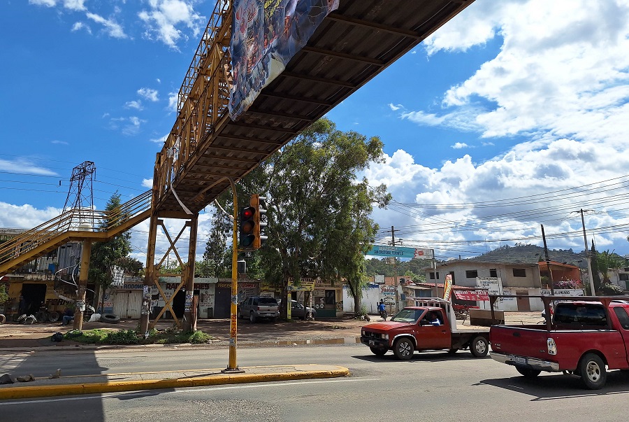 Gobierno de la ciudad realiza mantenimiento en puentes vehiculares para evitar derrumbes