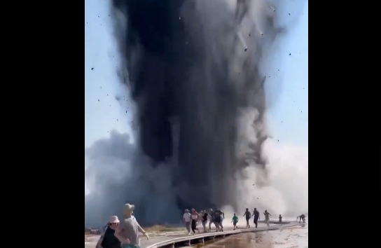 Explosión de géiser sorprende a visitantes en Yellowstone
