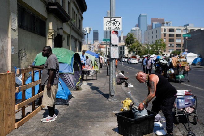 California ordena la expulsión de personas sin hogar de espacios públicos