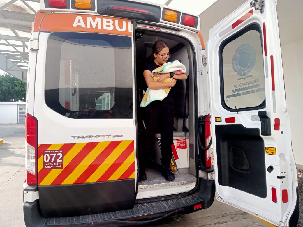 Paramédicos de Protección Civil Municipal ayudan a labor de parto de una mujer en Puebla; la mamá y el bebé están bien