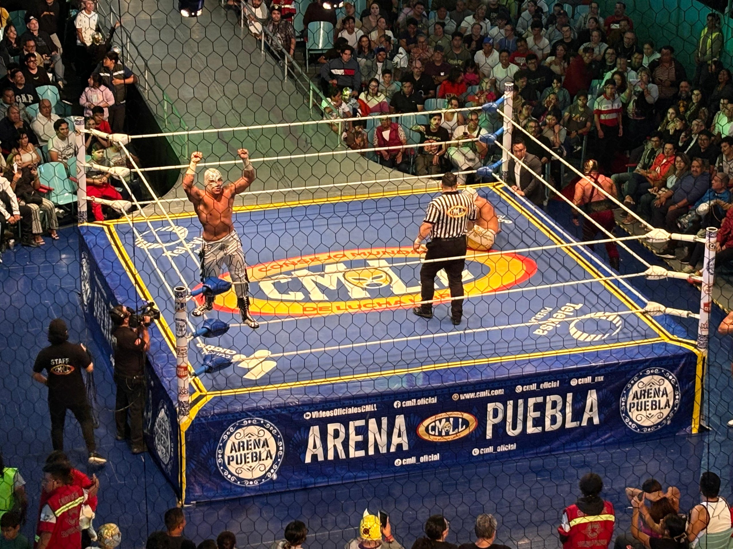 Magnum foulea a Místico en la lucha estelar de la Arena Puebla