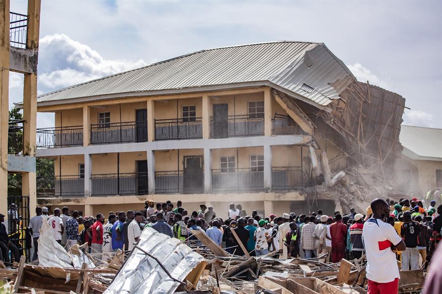 Al menos 12 muertos en el derrumbe de un colegio en el centro de Nigeria