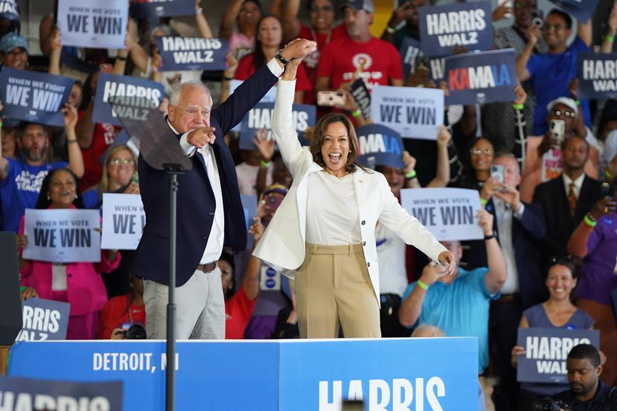 Harris enfrenta a votantes indecisos en su visita a Arizona