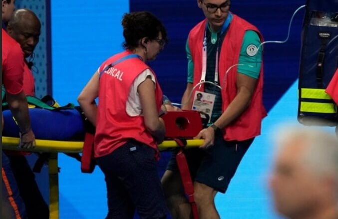 Nadadora colapsa en plena competencia en los Juegos Olímpicos de París