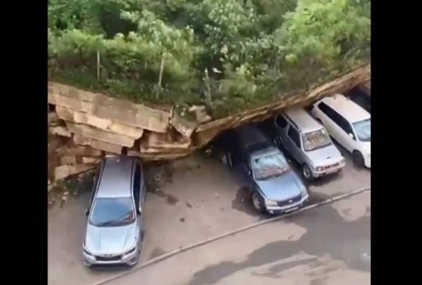 Mujer salva su carro antes de que barda se derrumbara