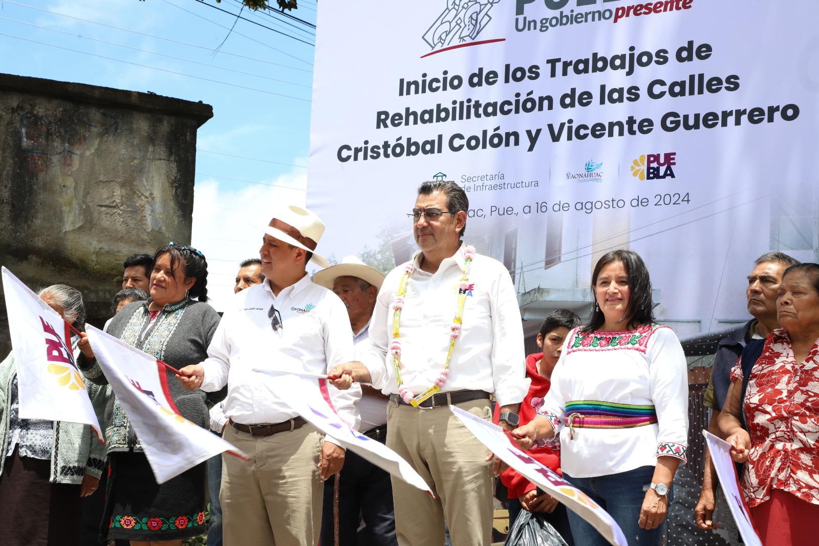 Inaugura el gobernador, empedrado de calles en Yaonahuac