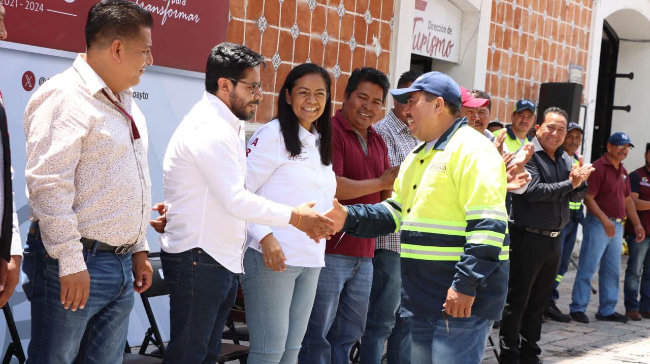 Ariadna Ayala entrega nuevo parque vehicular