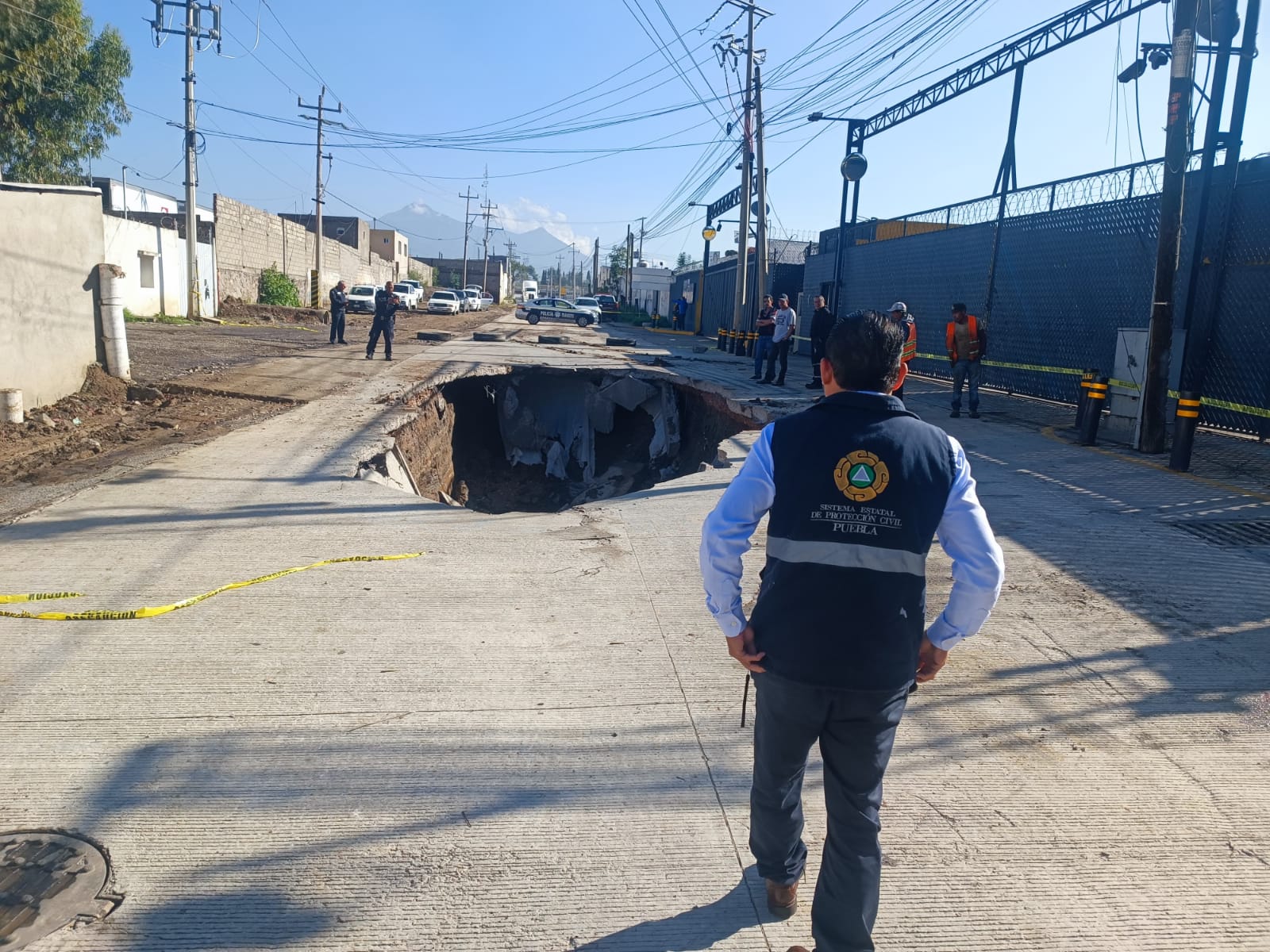 Logran sacar tractocamión de socavón en corredor industrial Chachapa