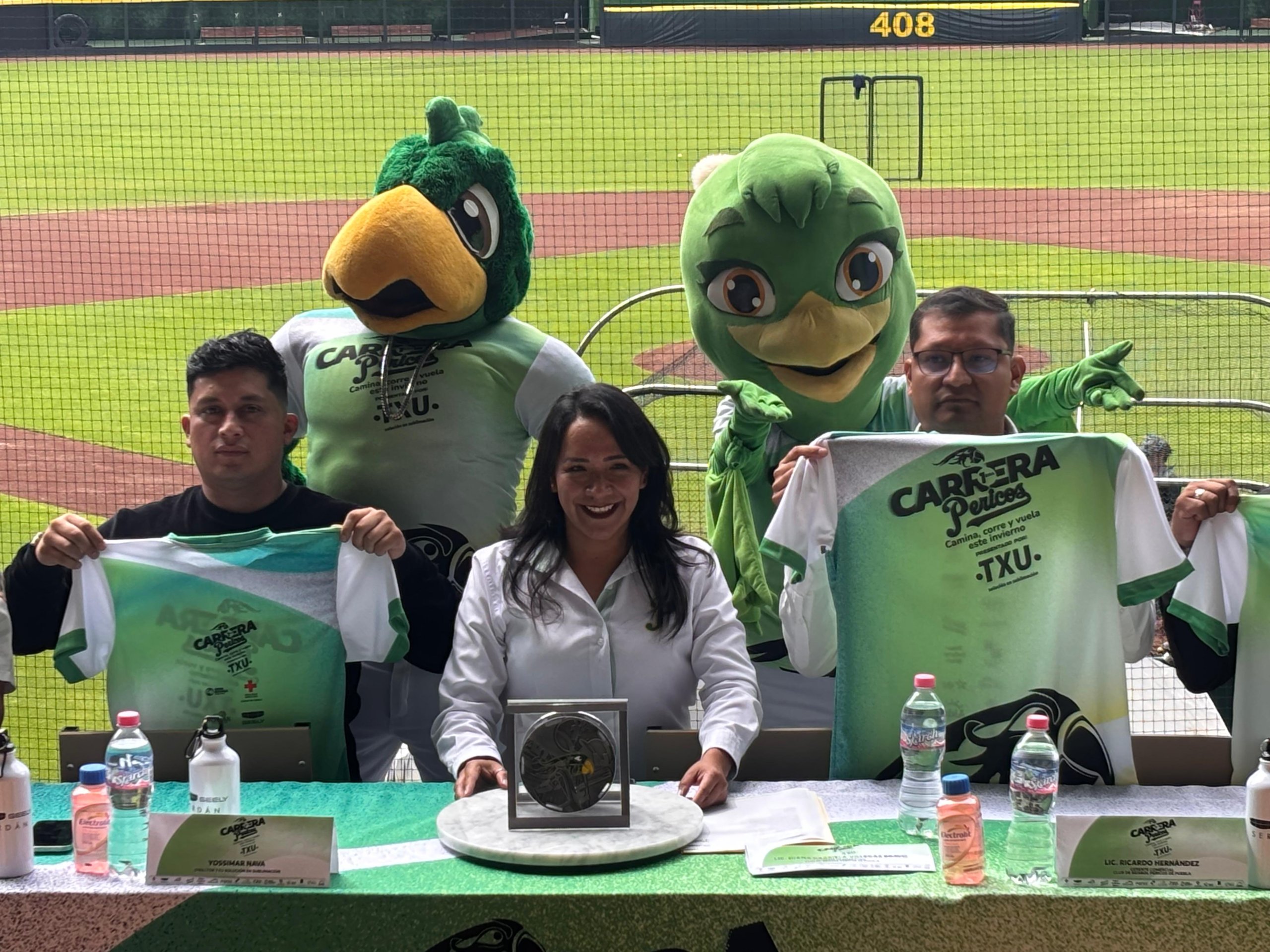Presentan playera y medalla conmemorativa de la Carrera Pericos 2024
