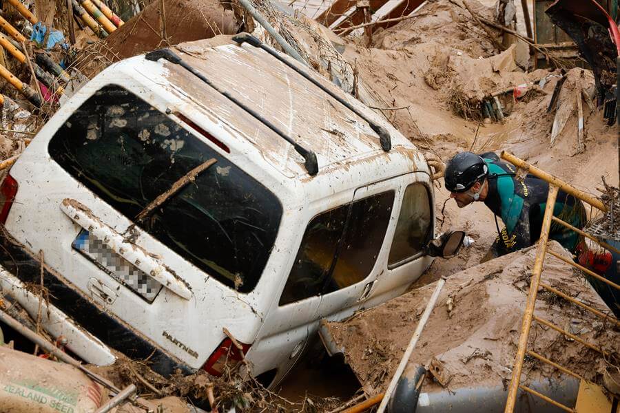 España envía 10.000 efectivos más para buscar desaparecidos