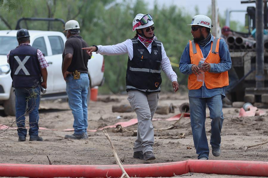 Recuperan dos cuerpos atrapados tras derrumbe de una mina