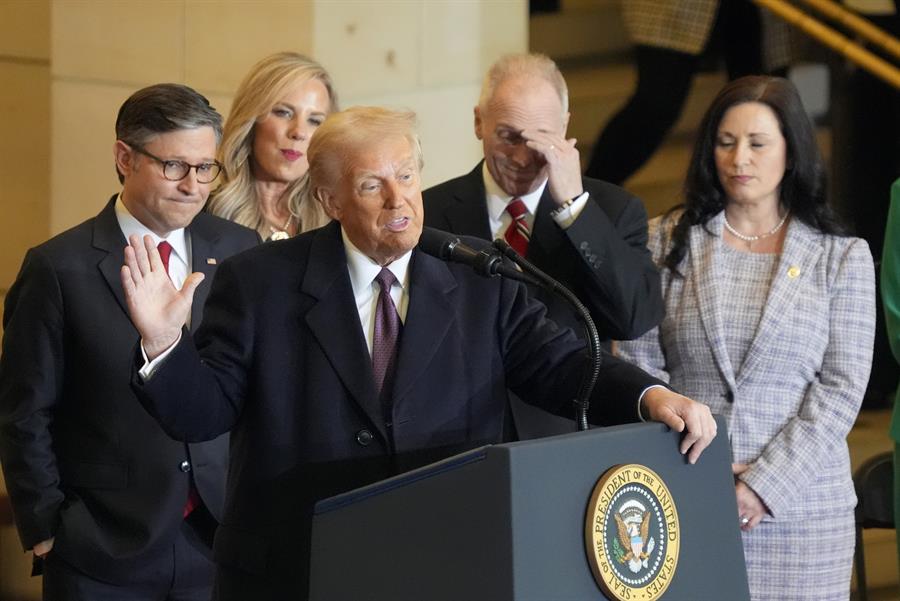 Donald Trump promete una “era dorada” para EE.UU.