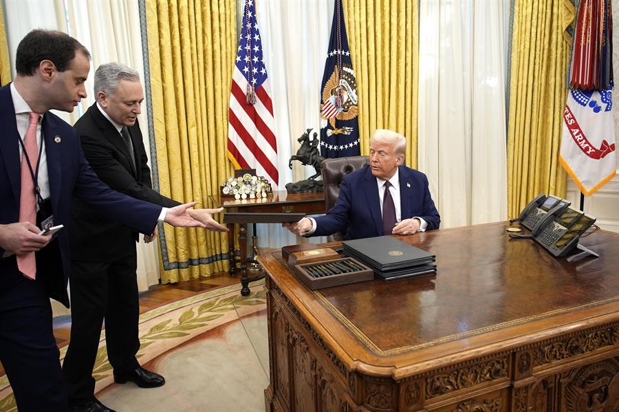 Políticas espectaculares de Trump se enfrentan a la realidad