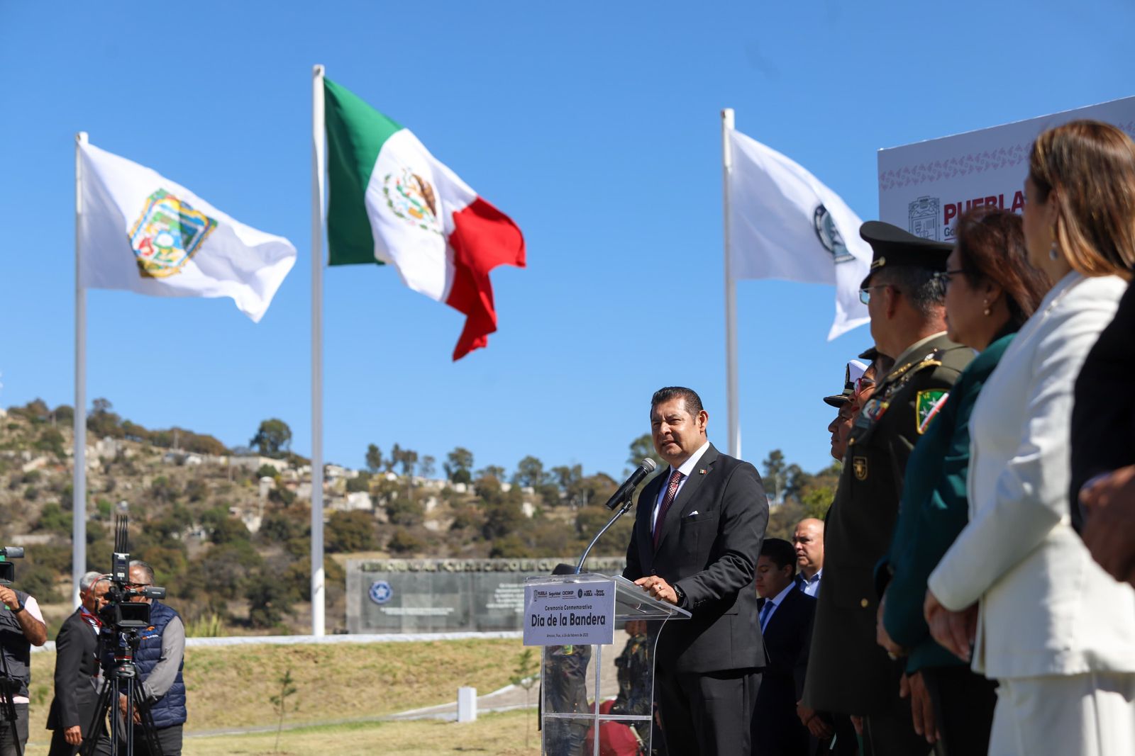 La bandera nacional enarbola la justicia y libertad
