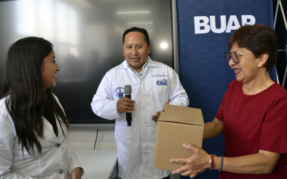 Lilia Cedillo entrega 50 microscopios para laboratorios de CU2