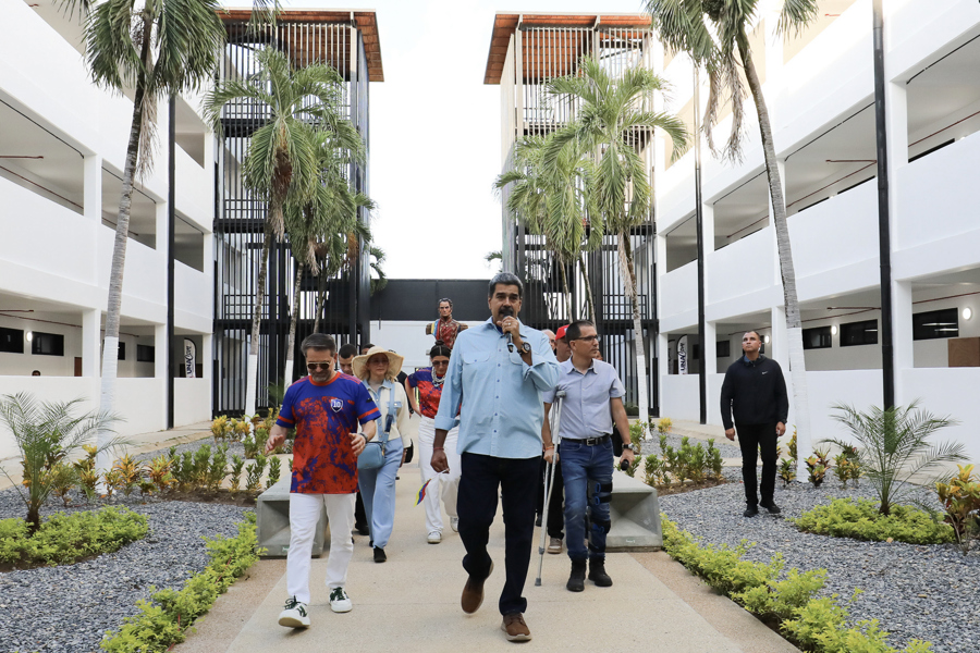 Maduro Inaugura La Universidad De Las Comunas Para Un "nuevo Modelo Social" En Venezuela