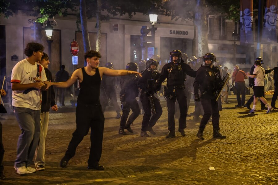París se convirtió en una gran fiesta manchada por los disturbios 
