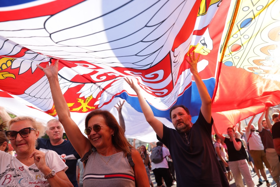 Cientos De Miles Protestan En Belgrado Para Exigir Elecciones Anticipadas En Serbia