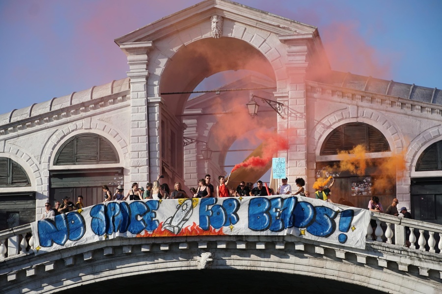 La boda de Bezos terminó con un baile de máscaras, sin Lady Gaga y con protestas