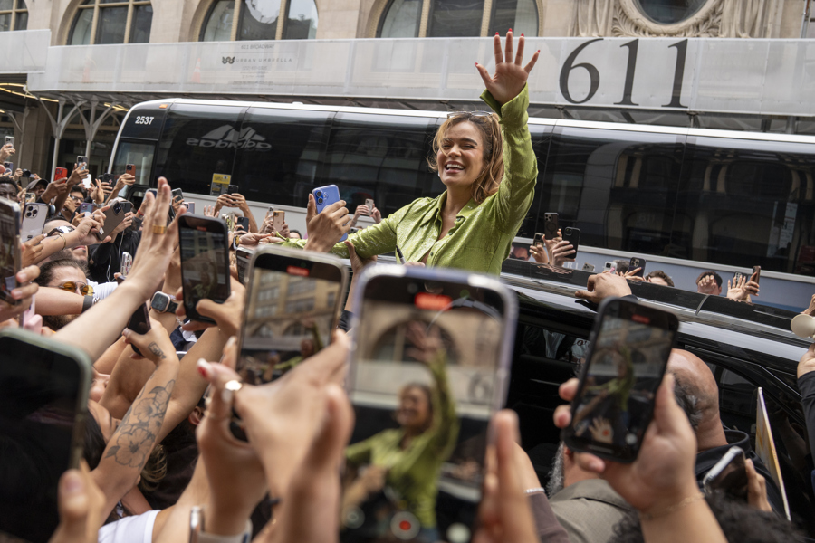 La Karol G Más 'tropicoqueta' Se Da Un Baño De Multitudes En Nueva York