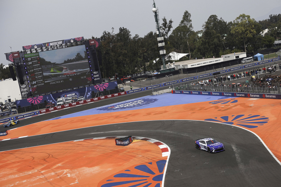 NASCAR comienza su camino hacia el mercado global con histórica carrera en México