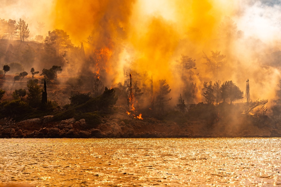Un Gran Incendio A Las Afueras De Atenas Obliga A Evacuar A Cientos De Personas