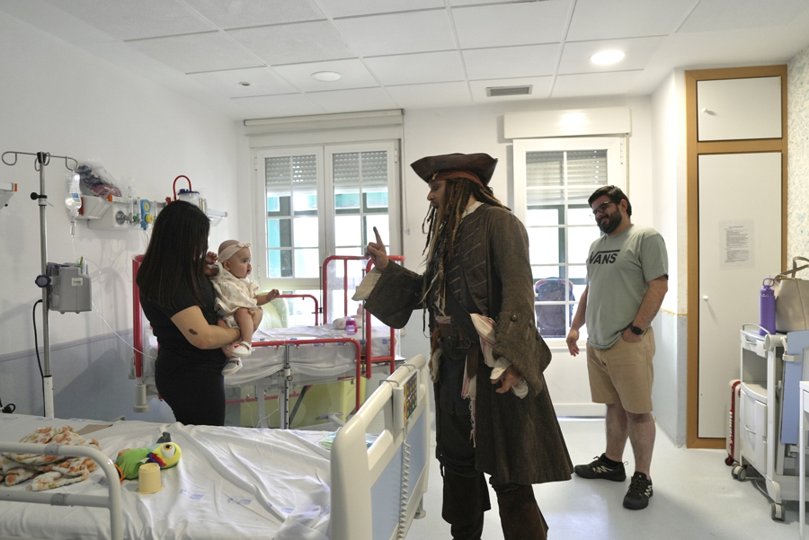 El Actor Johnny Depp Visita A Pacientes Del Hospital Niño Jesús Vestido De Jack Sparrow