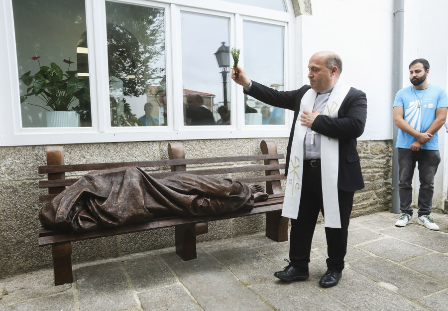 Un 'jesús Sin Hogar' Recibe Desde Hoy A Los Peregrinos Que Terminan El Camino De Santiago