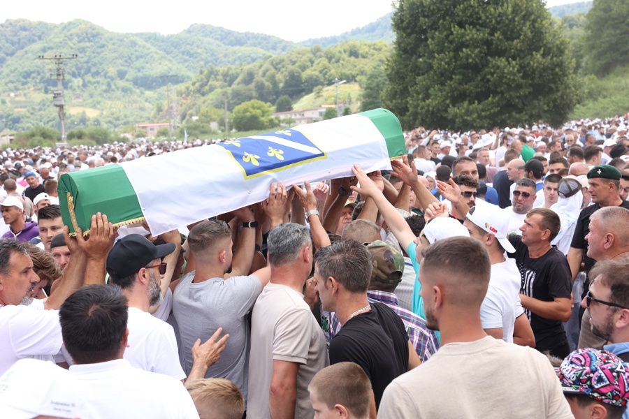Más De 150.000 Recuerdan A Las Víctimas Del Genocidio De Srebrenica Hace 30 Años