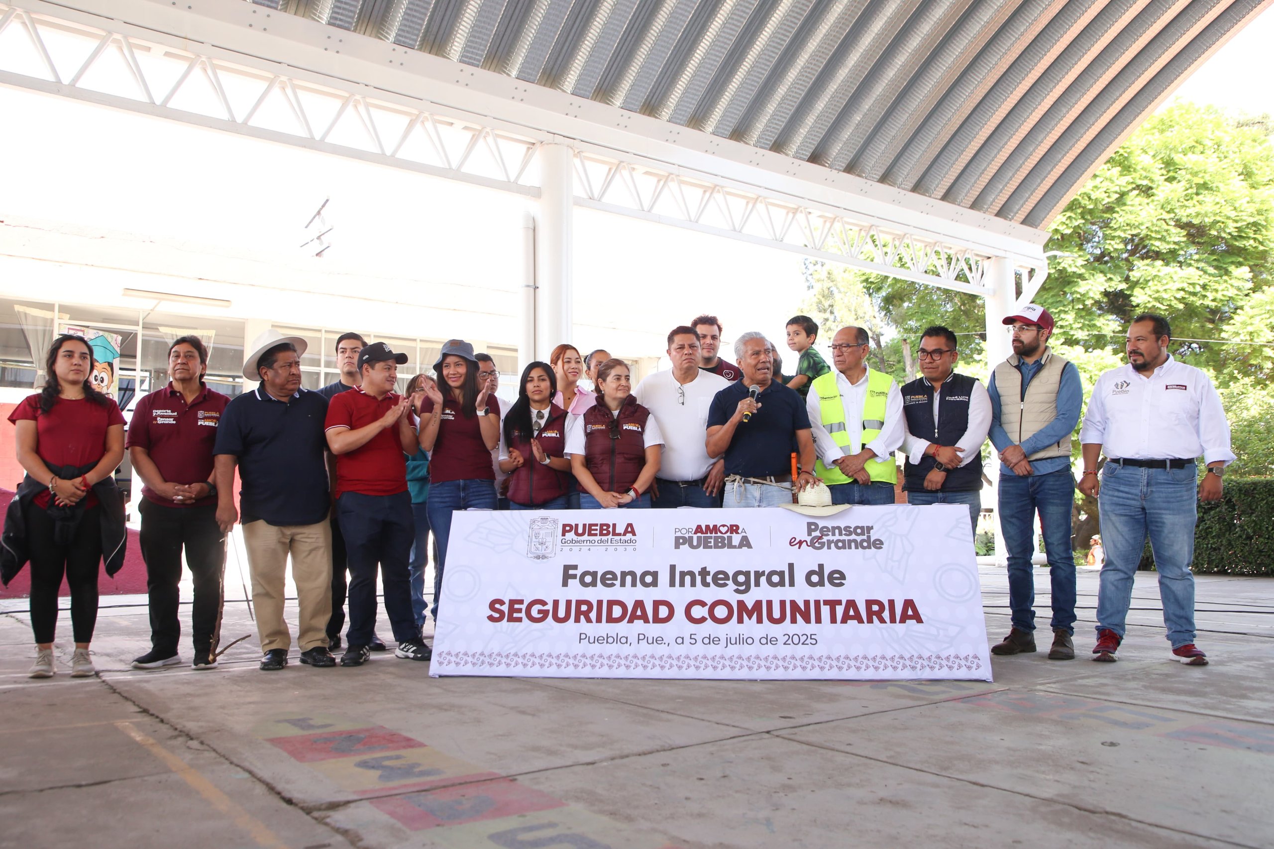 Secretarios estatales y familias poblanas participan en jornada de limpieza