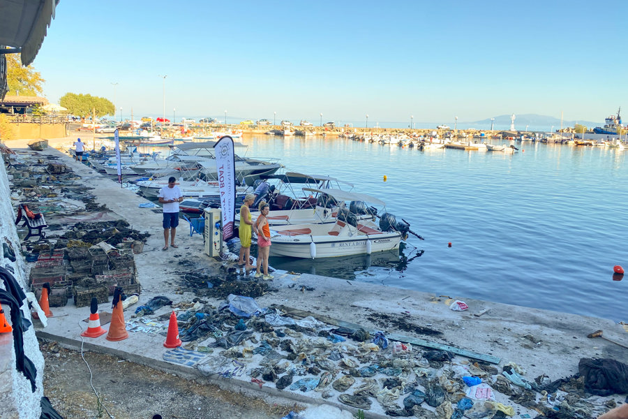 Bajo Un Mar De Postal, Toneladas De Redes: La Lucha Submarina Diaria Por Limpiar El Egeo