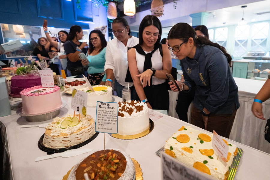 Unas Mil Personas Asisten A Un Evento En Caracas En Donde Un Pastel Era El Pase De Entrada