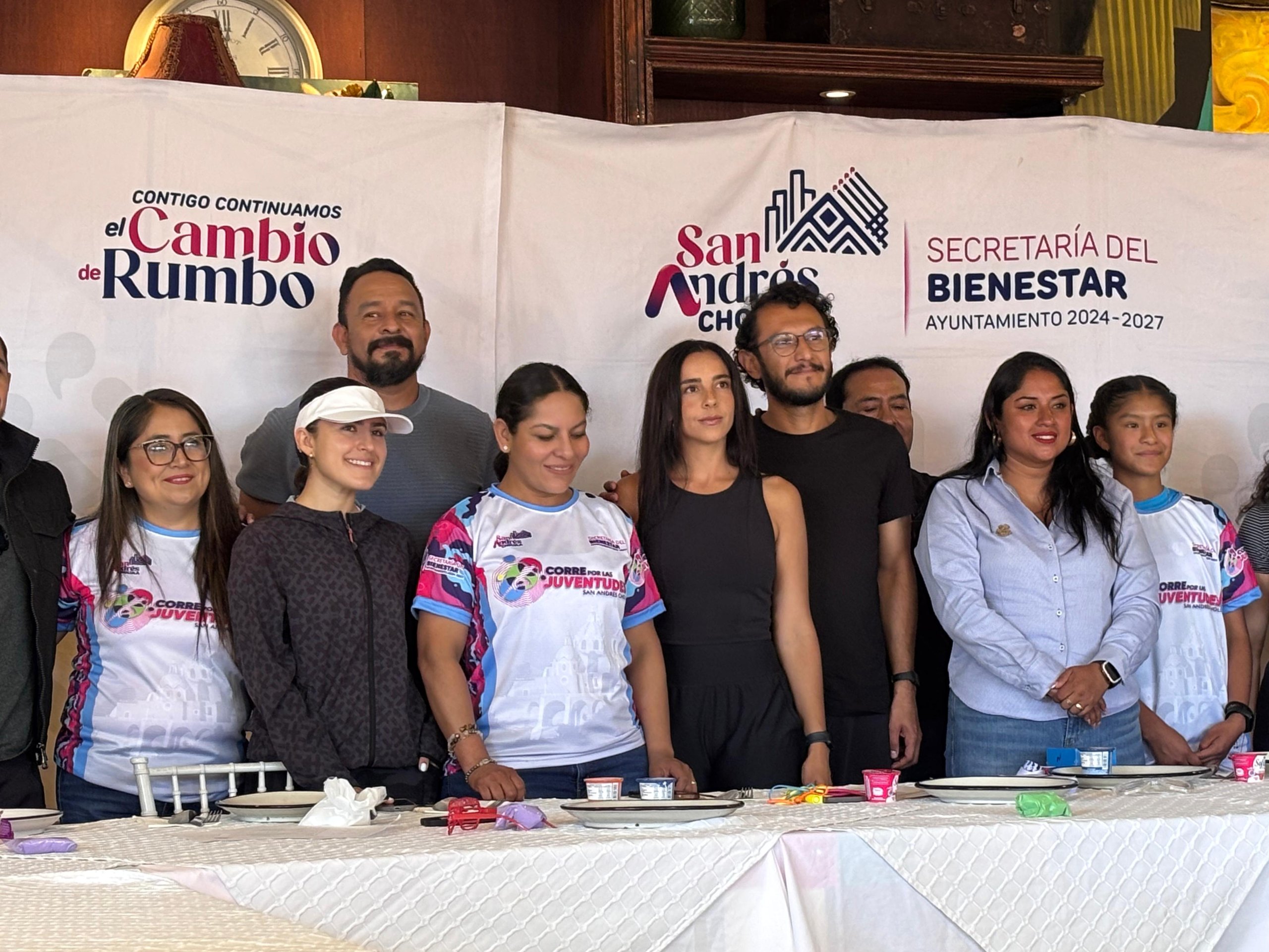 Revelan playera y medalla de la carrera “Corre por las Juventudes”