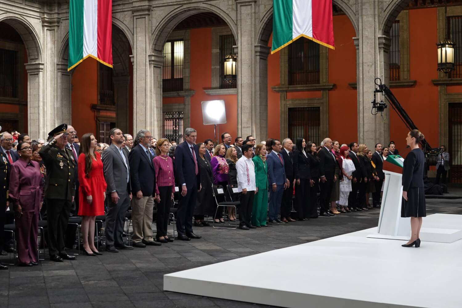 Sheinbaum rinde informe y rompe niveles de aprobación