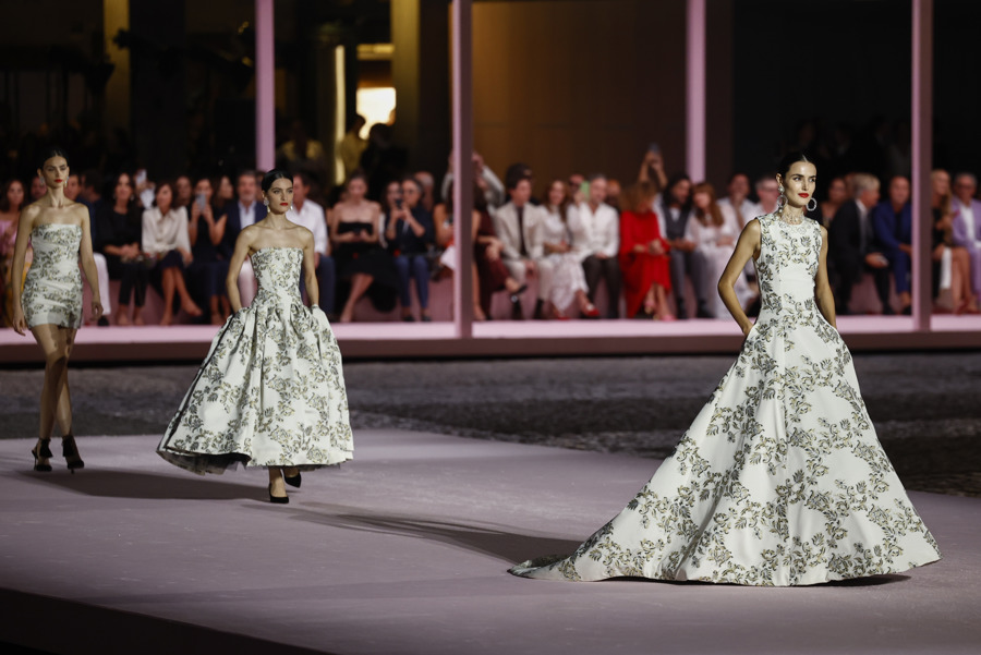 Carolina Herrera Rinde Homenaje A Madrid Con Diseños Para Una Mujer Global