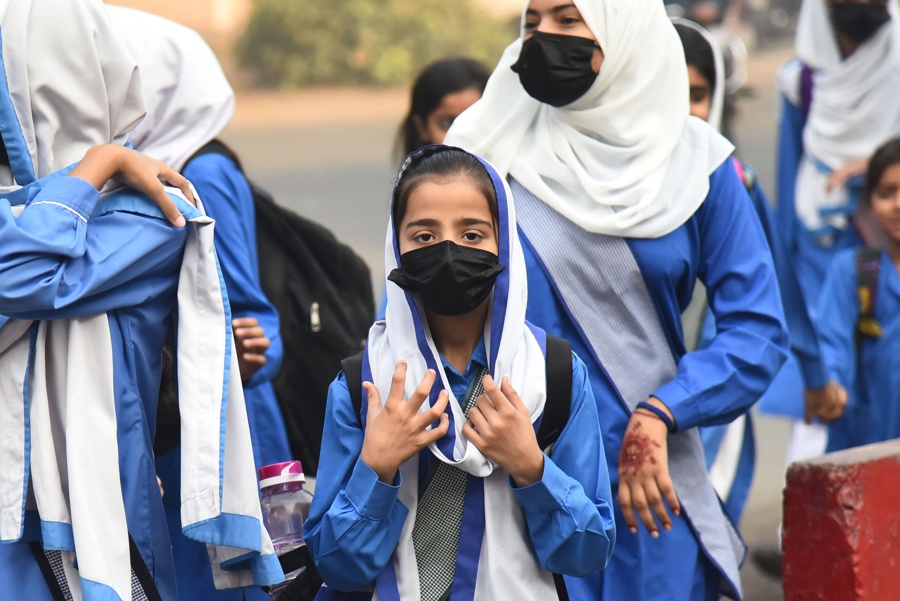 Pakistán ajusta horarios escolares ante grave contaminación
