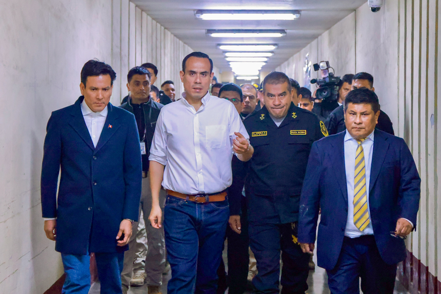 El nuevo presidente de Perú lidera operativos en varias cárceles