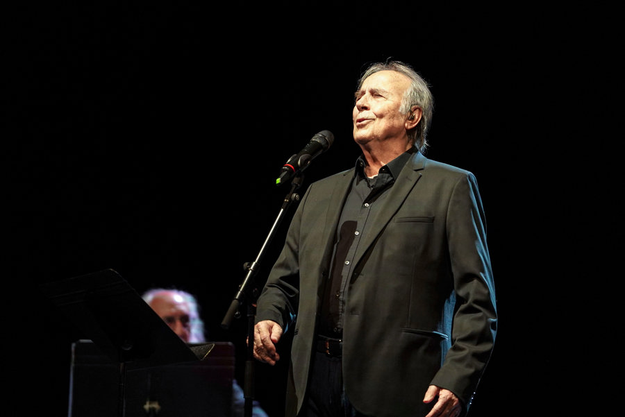 Serrat emociona al Teatro Principal de Mahón