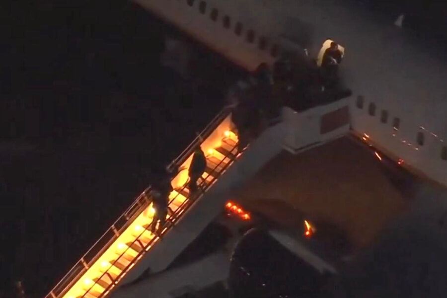 Maduro desciende esposado del avión militar