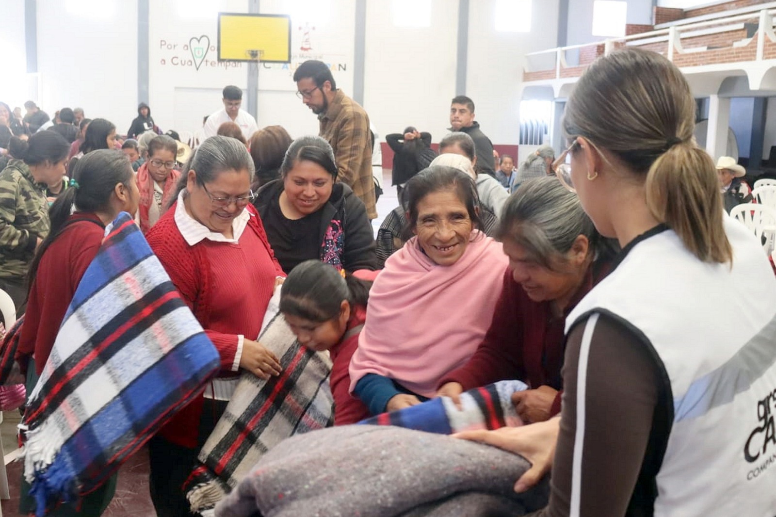 Entrega frazadas BUAP a 270 familias