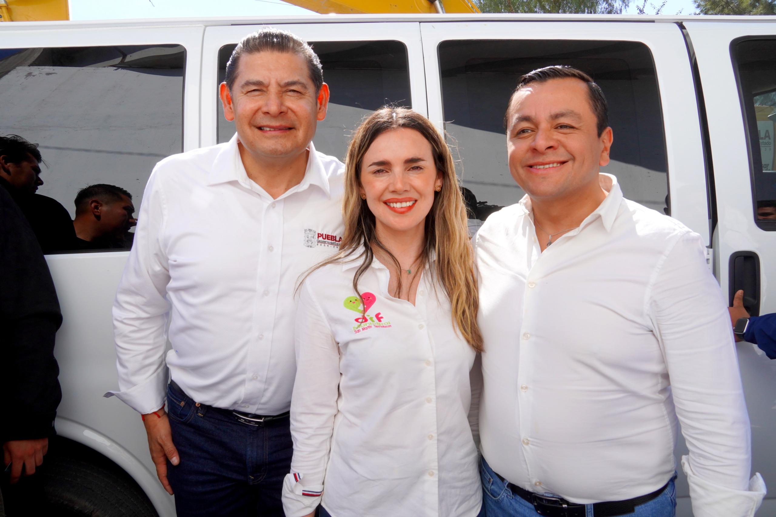 Gobernador Alejandro Armenta y edil Juan Manuel Alonso supervisan avances del colector sanitario en Moyotzingo