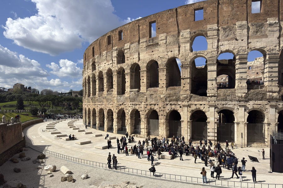 El Coliseo de Roma completa su perímetro original con un controvertido paseo de mármol