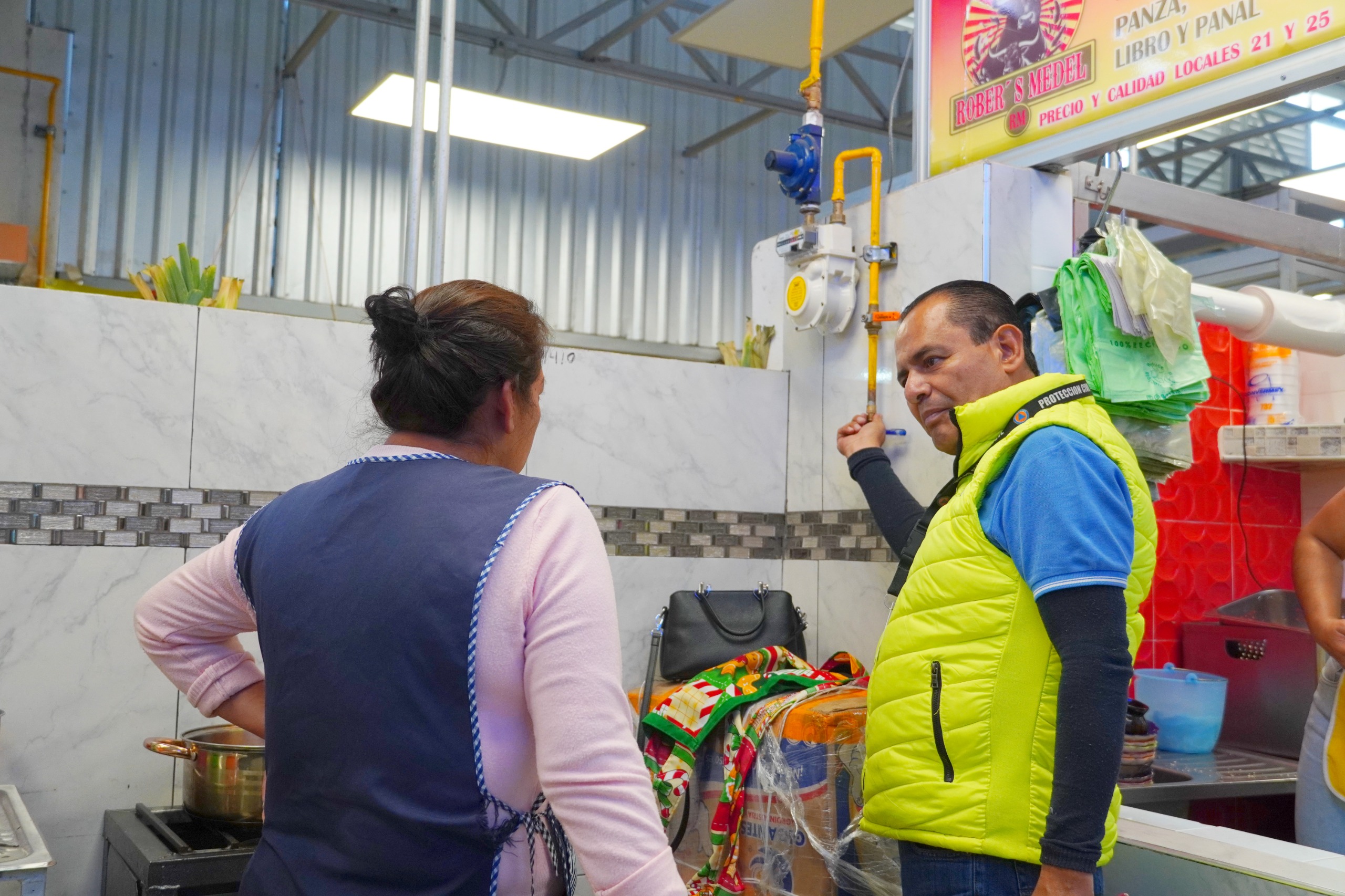 Protección Civil de Texmelucan refuerza medidas preventivas en el Mercado Domingo Arenas