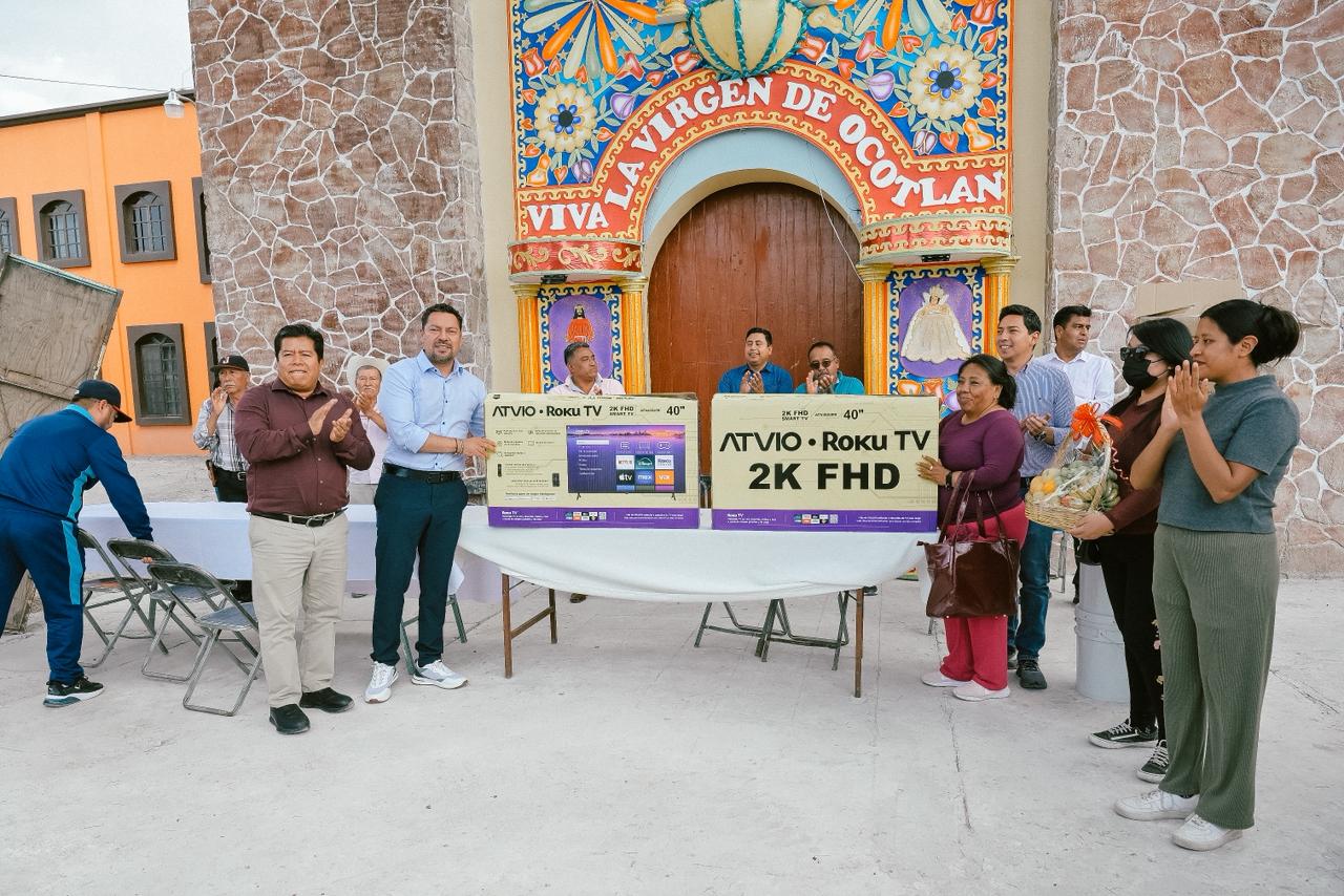 Andrés Villegas entrega apoyos al barrio de San Juan, Tecamachalco