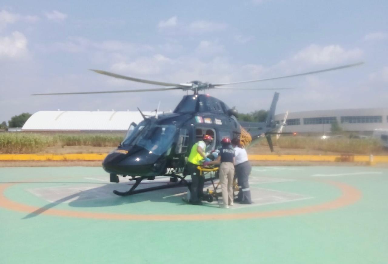 Rescatan por aire a mujer con embarazo gemelar en Cuetzalan