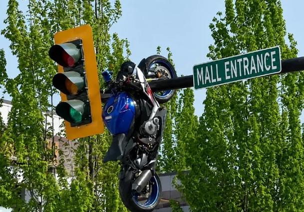 Motocicleta terminó tendida en un semáforo tras accidente