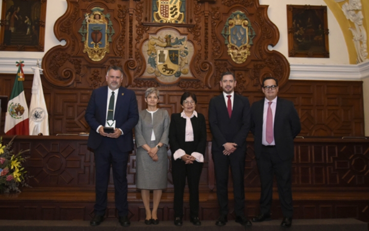 Entregan presea “Dr. Jorge Carpizo” al Rector de la UABC